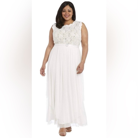 Plus Dress - Picture 3 of 10